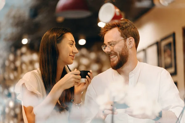 Pareja encantadora en una cafetería — Foto de Stock