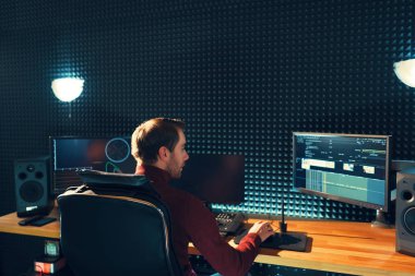 Arkadan görünüşü monitörde grafikler izleyen genç adamım