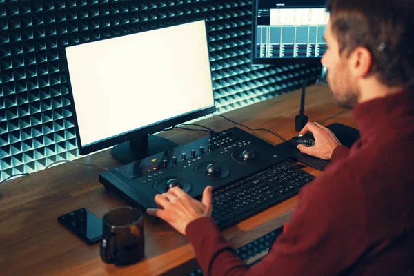 Le vidéaste masculin édite et coupe des séquences et du son sur son ordinateur personnel — Photo