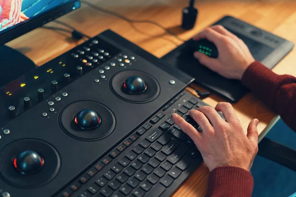 Mani dell'editor video che regolano il colore o il suono sulla macchina della console di lavoro — Foto Stock