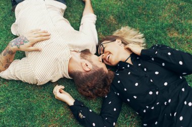 Çift çim üzerinde yalan aşık