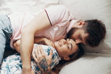 Aşık çift yatakta kucaklıyor