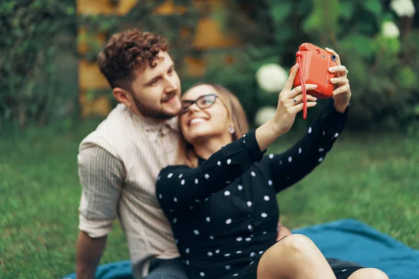 Ungt par i kärlek tar en selfie med en omedelbar kamera — Stockfoto