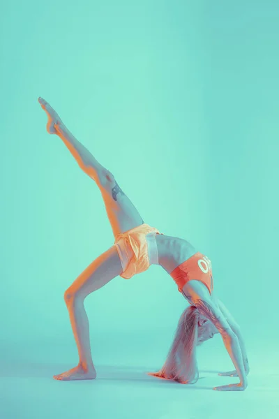 Atletik genç kadın yoga egzersizi yapıyor. — Stok fotoğraf
