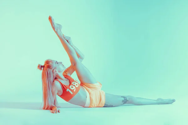 Atletisk ung kvinna som tränar yoga — Stockfoto