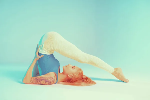 Atletik genç kadın yoga egzersizi yapıyor. — Stok fotoğraf