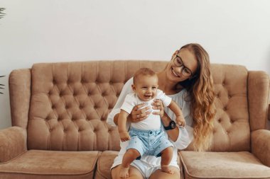 Anne ve bebek birlikte eğleniyor