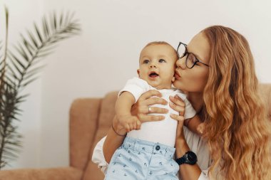 Anne ve bebek birlikte eğleniyor