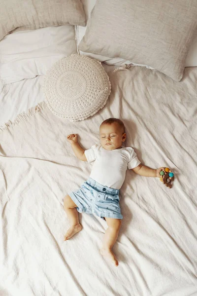 Bayi manis tidur di tempat tidur — Stok Foto