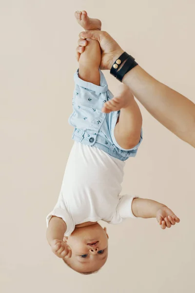 Ayah Memegang Bayi Tangannya Dinding Latar Belakang Rumah — Stok Foto