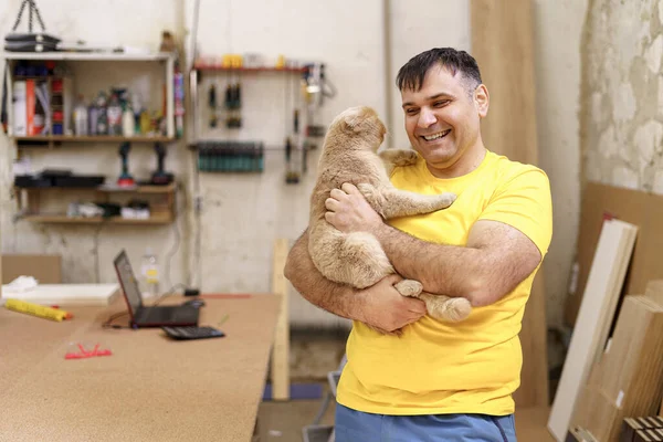 Um carpinteiro feliz passou tempo com seu animal de estimação — Fotografia de Stock