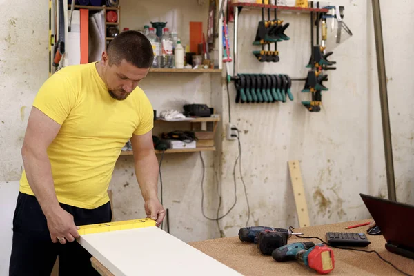 Timmerman meten van een houten plank met potlood en liniaal — Stockfoto