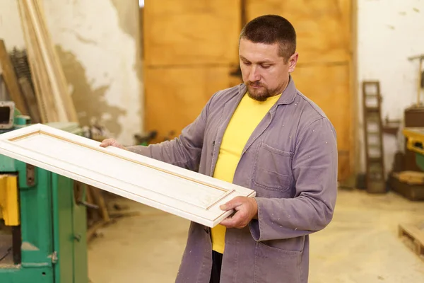 Timmerman maakt een meubelstuk in een werkplaats — Stockfoto