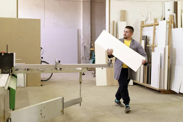 Man timmerman werken met hout in zijn werkplaats — Stockfoto