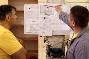 Marangozlar mobilya projeleri üzerinde çalışıyor