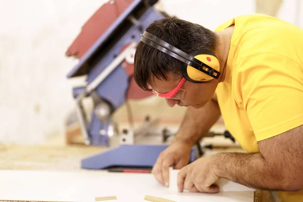 Carpinteiro fazendo uma peça de mobiliário em uma oficina — Fotografia de Stock