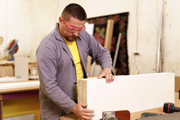 Man timmerman werken met hout in zijn werkplaats — Stockfoto