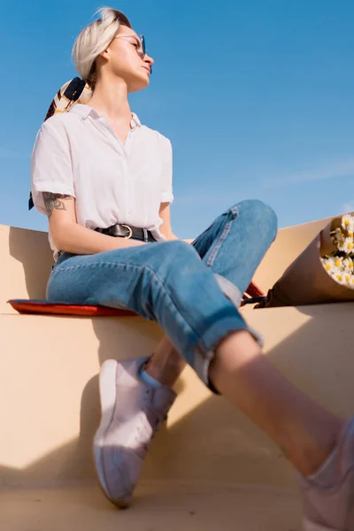 Femme à la mode dans les lunettes de soleil sur le bateau — Photo