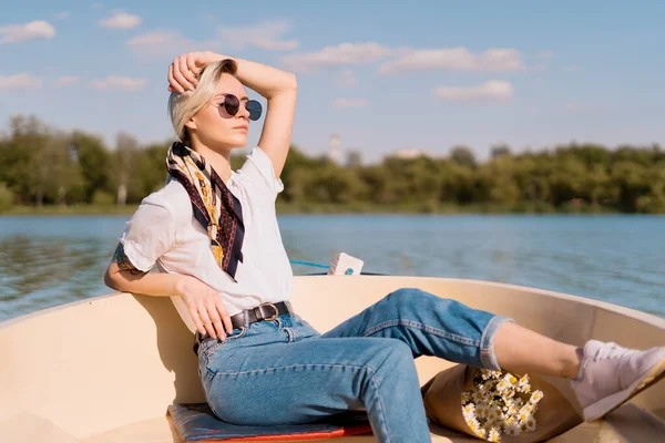 Modieuze vrouw met zonnebril op de boot — Stockfoto