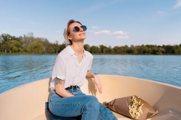 Modieuze vrouw met zonnebril op de boot — Stockfoto