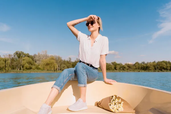 Divatos nő napszemüvegben a hajón. — Stock Fotó