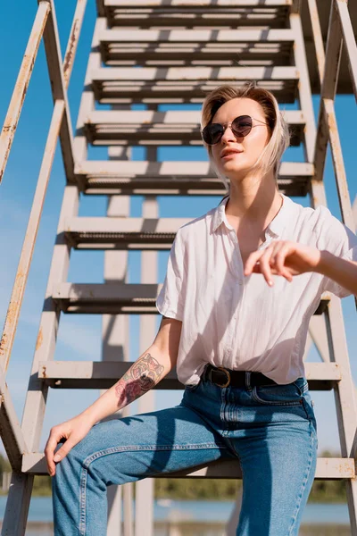 Modieuze vrouw met een zonnebril — Stockfoto