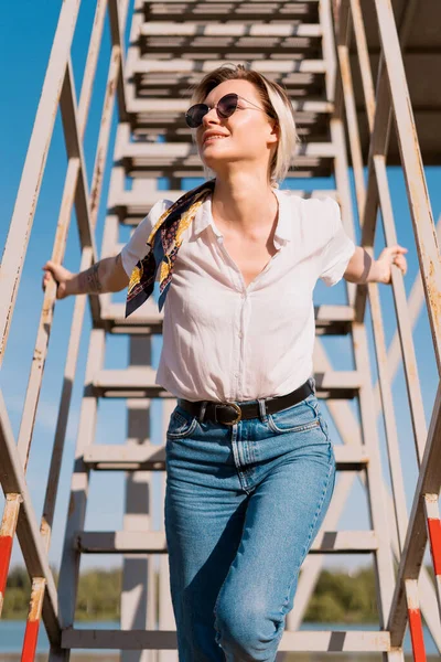 Modieuze vrouw met een zonnebril — Stockfoto