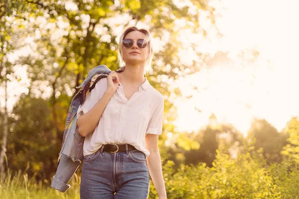 Nő napszemüvegben sétál a parkban — Stock Fotó