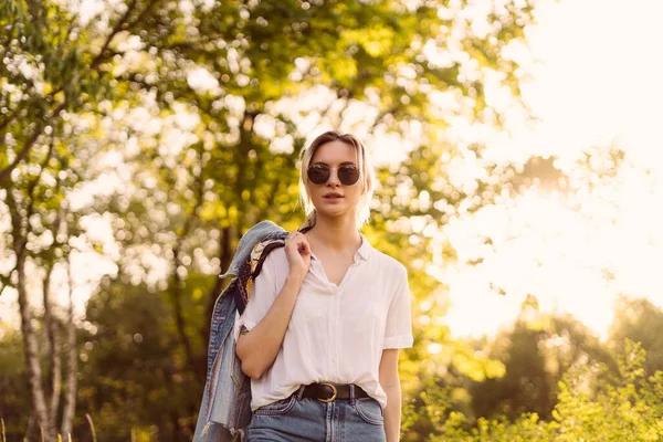 Mujer en gafas de sol caminando en el parque — Foto de Stock