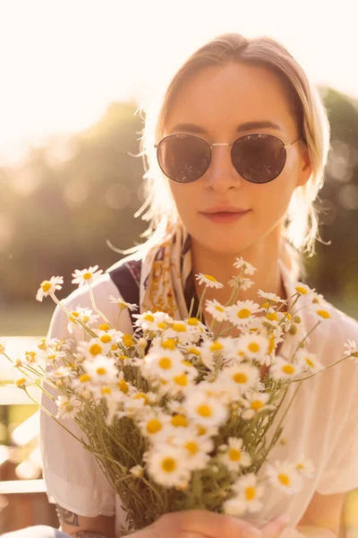 Hermosa mujer con flores de manzanilla — Foto de Stock