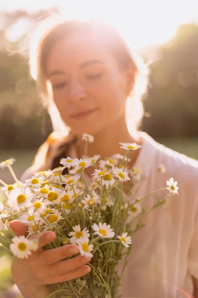 Hermosa mujer con flores de manzanilla — Foto de Stock