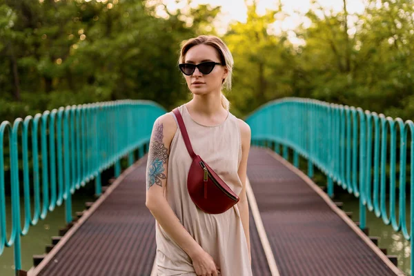 Femme insouciante dans une robe marchant sur le pont — Photo