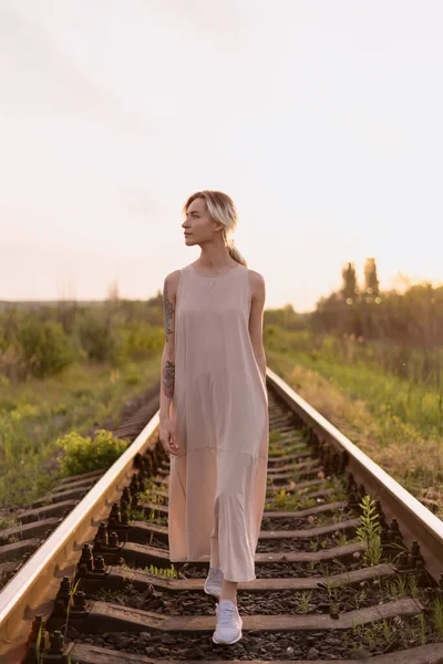 Fashion portret vrouw op spoorweg — Stockfoto