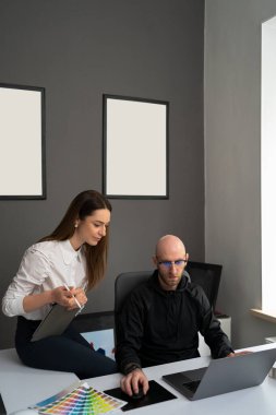 İki meslektaş ürünler hakkında yeni bilgiler tartışıyor