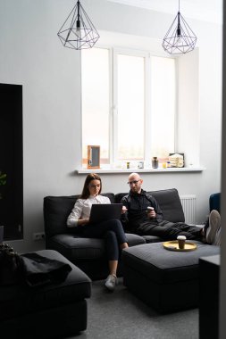 Erkek ve kadın iş arasında iletişim kuruyor.