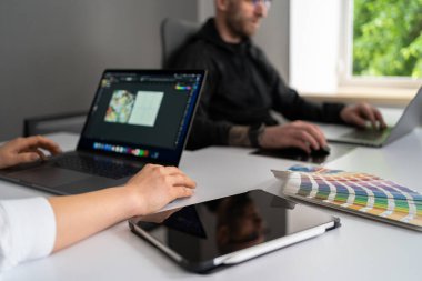 İki meslektaş ürünler hakkında yeni bilgiler tartışıyor