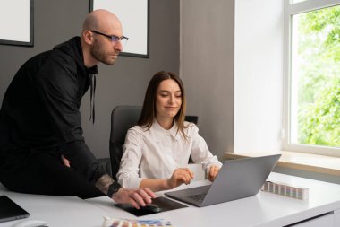 İki meslektaş ürünler hakkında yeni bilgiler tartışıyor
