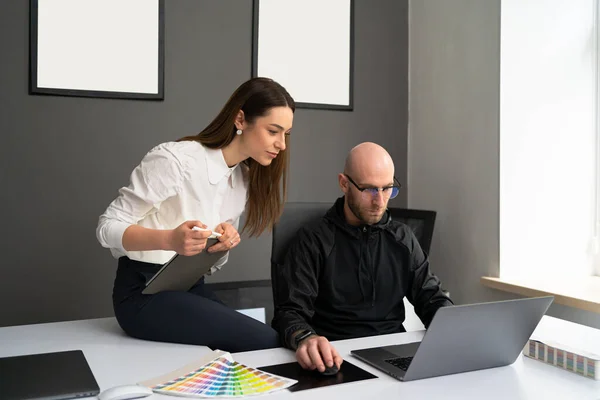 Dos colegas discutiendo nueva información sobre productos — Foto de Stock