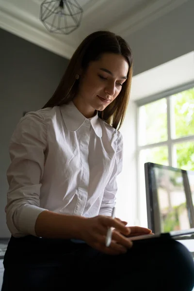 Jonge vrouw met een digitale tablet in de handen — Stockfoto
