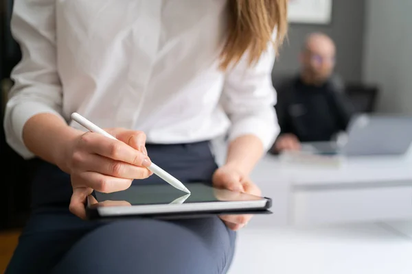 Joven mujer manos sosteniendo una tableta digital en las manos — Foto de Stock