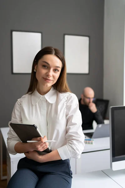 Mujer joven sosteniendo una tableta digital en las manos — Foto de Stock