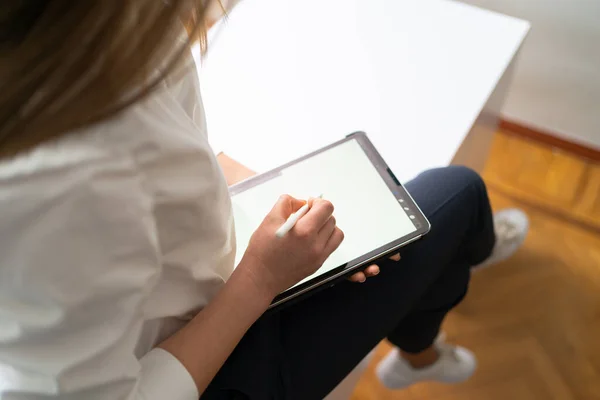 Joven mujer manos sosteniendo una tableta digital en las manos — Foto de Stock