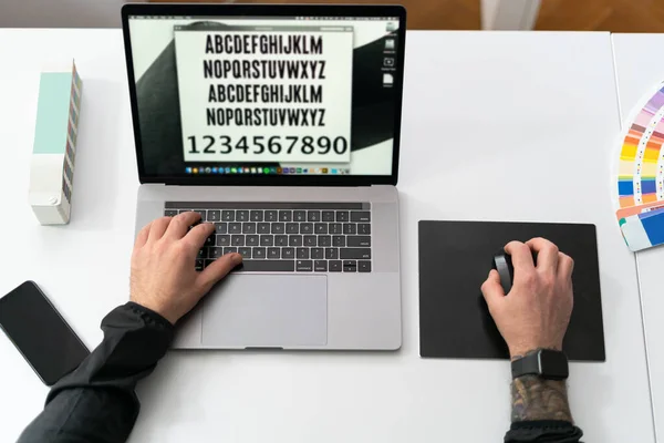 Primer plano de las manos del hombre de negocios en el teclado del ordenador portátil — Foto de Stock