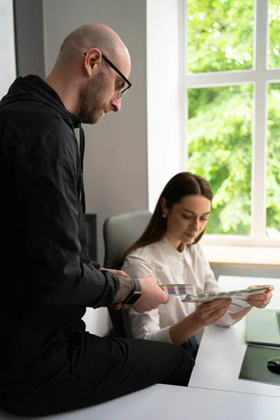 Dos colegas discutiendo nueva información sobre productos — Foto de Stock