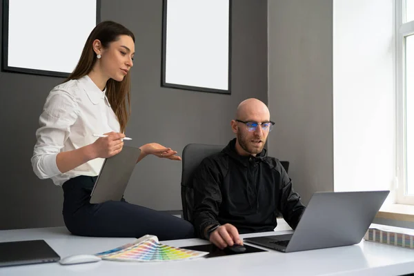 Dos colegas discutiendo nueva información sobre productos — Foto de Stock