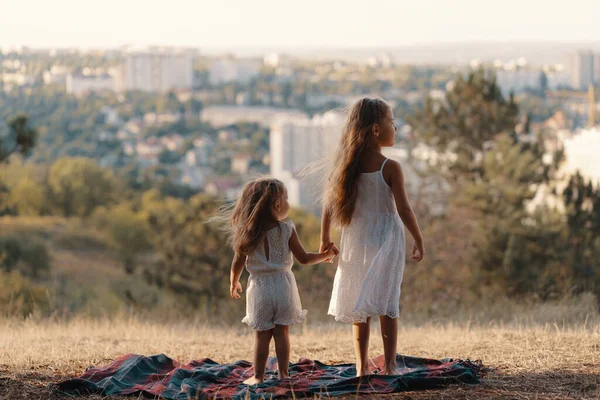 Kleine meisjes in witte kleren kijken naar de stad — Stockfoto