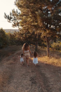 Mutlu anne kızlarıyla oynuyor.