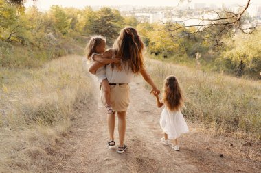 Mutlu anne kızlarıyla oynuyor.