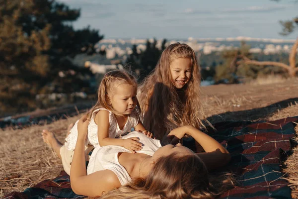 Felice madre giocando con le sue figlie — Foto Stock