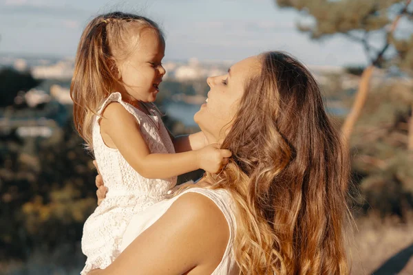 Feliz madre jugando con su hija —  Fotos de Stock